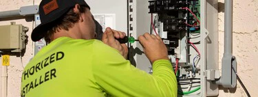 La IA amenaza millones de empleos de oficina. Los fondos de inversión han encontrado dónde refugiarse: fontaneros y electricistas 