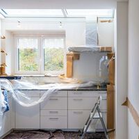 Hago una reforma en casa y no sé si tengo que enseñar  la licencia de obra a mis vecinos. Esto es lo que dicen los expertos 