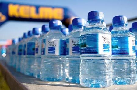 Entrenamiento media maratón: aprende a beber agua mientras corres