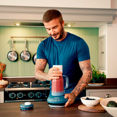 Esta es la batidora portátil que anuncia David Beckham y es perfecta para preparar smoothies de frutas en segundos