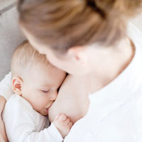 Los pediatras recomiendan mantener la lactancia materna en madres positivas por Covid-19 