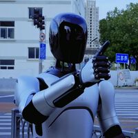 ¿Podrías aguantar un "paseo" de Madrid hasta Ávila? Para un robot chino, 106 kilómetros es una caminata de 3 días 