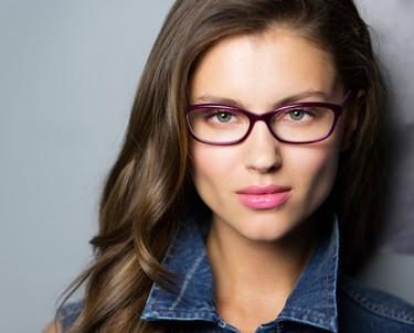 Cómo elegir el estilo y color de las gafas que van con tu cara