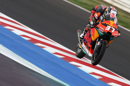 Pedro Acosta ensaya el alirón en Misano: es el más rápido en la lluvia con Dennis Foggia fuera del top 15