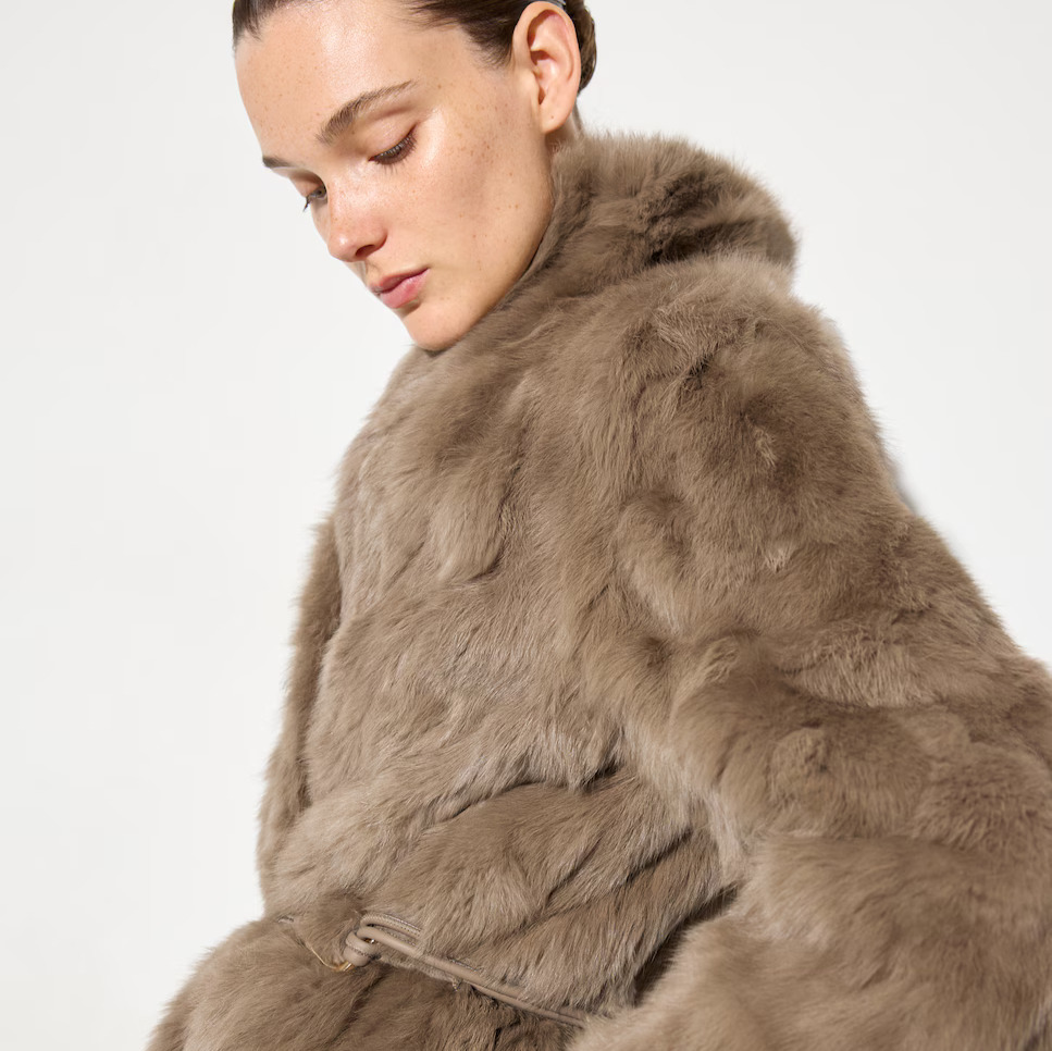 Woman El Corte Inglés
Chaquetón de piel con cinturón de mujer