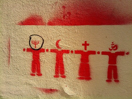 Las personas religiosas votan con más frecuencia que las que no lo son