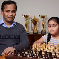 Menina faz história aos 11 anos e vira a Grande Mestre mais jovem do mundo: garota aprendeu a jogar xadrez por acaso na pandemia 
