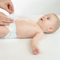 Una madre revela el secreto para cambiar al bebé cuando se mancha el body de caca ¡con una sola mano!