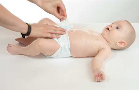 Una madre revela el secreto para cambiar al bebé cuando se mancha el body de caca ¡con una sola mano!