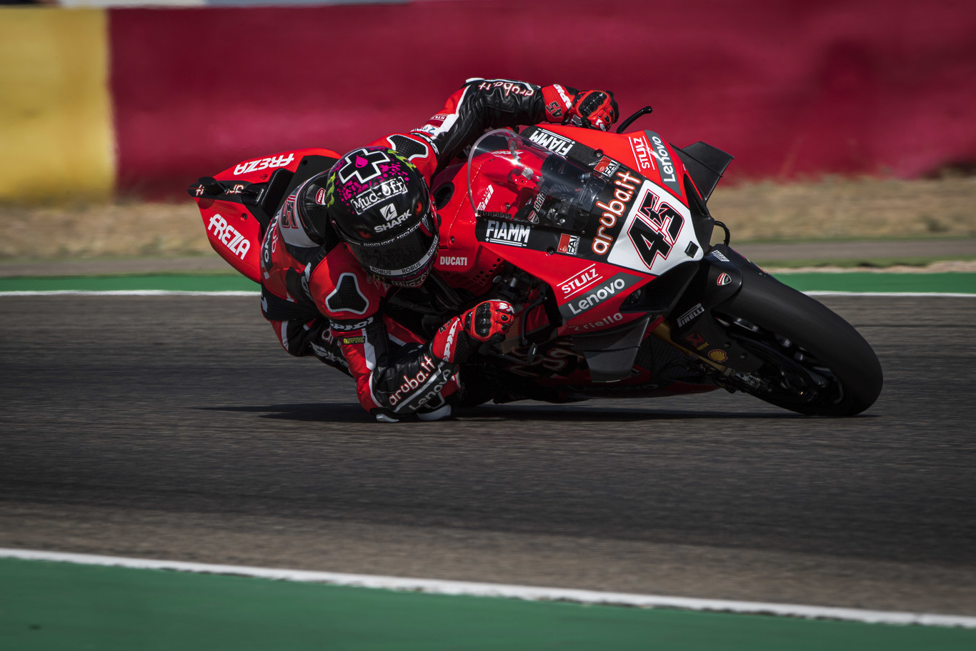 Scott Redding recupera el liderato del mundial de Superbikes dominando el recital de Ducati en MotorLand