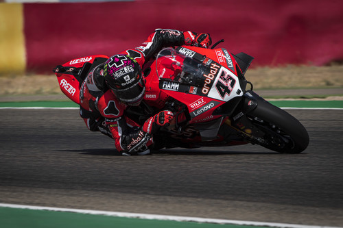 Scott Redding recupera el liderato del mundial de Superbikes dominando el recital de Ducati en MotorLand