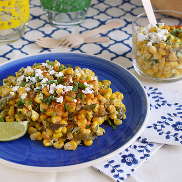 Receta de esquites o ensalada mexicana de maíz y queso, un antojito típico de la comida callejera