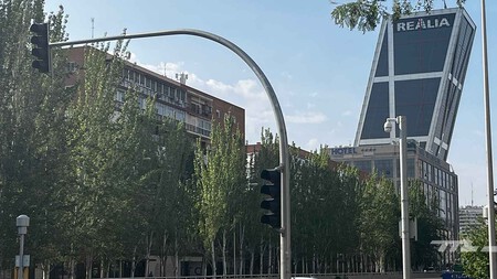 Semáforo de acceso al túnel de Plaza de Castilla, en Madrid