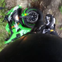 Se compra una Kawasaki Ninja y la estrella en el primer viaje por ir mirando el suelo