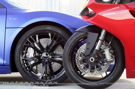 ducati-899-panigale-audi-r8-v10-plus-guille-cruzado