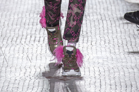 Valentino actualiza sus sneakers en pasarela sumándoles plumas con un toque glam