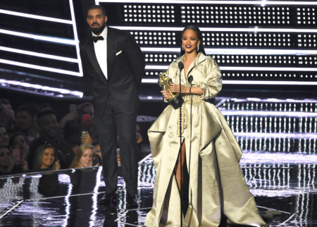 ¡Ahora sí que sí, Drake consigue el beso de Rihanna en el escenario!