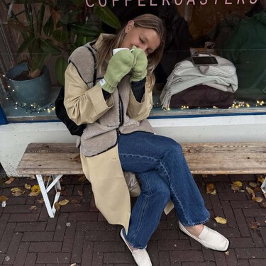 Abrígate con glamour: la moda snowcore llega para salvarnos de la ola de frío con estos complementos calentitos 