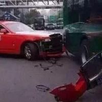 Dolorpasión™: Así es como se choca un Rolls Royce al ritmo del Gangnam Style