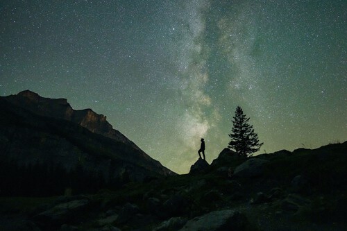 Un hombre observa el cielo nocturno en busca de perseidas