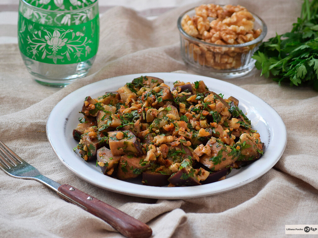 Te la firmaría Ottolenghi y la aprobaría cualquier nutricionista: la receta de berenjenas y nueces con la que apañas una cena de verano