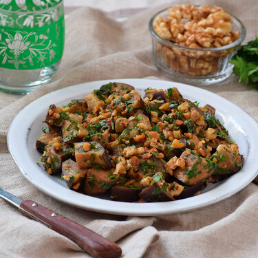 Te la firmaría Ottolenghi y la aprobaría cualquier nutricionista: la receta de berenjenas y nueces con la que apañas una cena de verano 