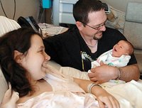 Una mujer da a luz a su bebé mientras conducía