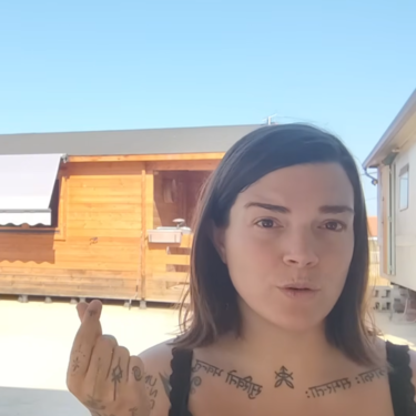 Carlos y Ainhoa viven en una casa de madera desde hace tres años: "Es interesante que sepas, que si quieres comprarte una casa de madera, puede pasarte esto" 
