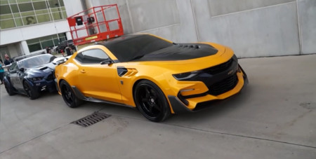 Bumblebee (Camaro), Barricade (Mustang) y Optimus Prime se dejan grabar de cerca en el rodaje de Transformers 5