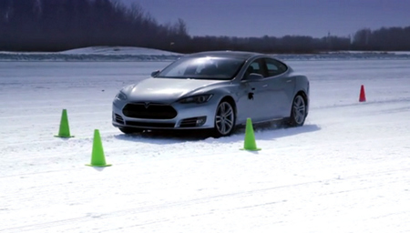 Tesla Model S en la nieve, piruetas antes de salir a la venta