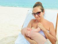 Aunque haga mucho calor, normalmente no hace falta darle agua a los bebés antes de los seis meses