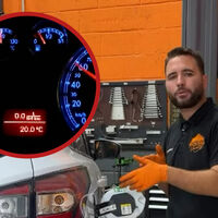 Juan José Ebenezer, mecánico, advierte: "El coche no gasta nada de combustible si vamos cuesta abajo con el freno de motor"