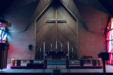 Interior de una iglesia, porque nuestras creencias religiosas influyen en el dinero que ganamos