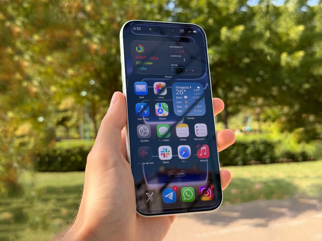 Apple sabe cómo lograr que la pantalla del iPhone no se apague al sol. El problema es que nos va a hacer esperar años 