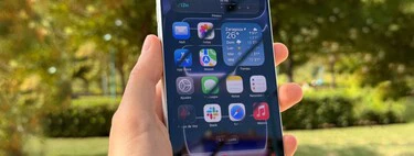 Que el iPhone baje el brillo "a traición" en verano tiene solución. El problema es que nos toca armarnos de paciencia