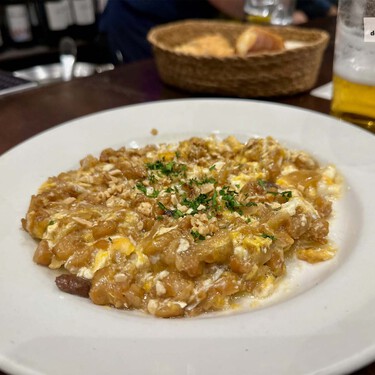 Los dos ingredientes con los que mejorar el revuelto de bacalao como en uno de los bares de pintxos más clásicos de Donosti
