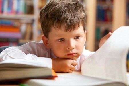 Vuelta al cole y a los deberes abusivos: salvemos las cenas en familia