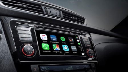 Android Auto y Apple CarPlay sí te hacen más feliz, lo dice la ciencia