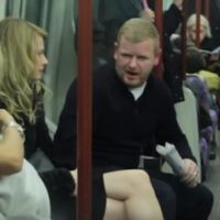 Un experimento revela la reacción de los pasajeros del metro ante una madre que amamanta en público