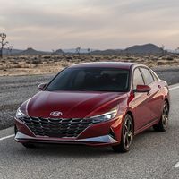 El nuevo Hyundai Elantra se vuelve híbrido y un poco coupé, pero seguramente no lo veamos en España