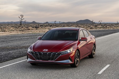 El nuevo Hyundai Elantra se vuelve híbrido y un poco coupé, pero seguramente no lo veamos en España