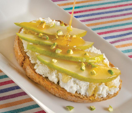 Bruschetta de requesón y pera. Receta fácil para el desayuno
