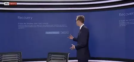 CrowdStrike のバグにより、数百万台の Windows コンピュータでブルー スクリーンが発生しました。画像: スカイニュース