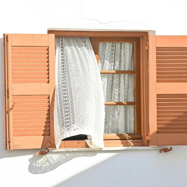 Adiós a las cortinas de siempre: seis ideas para vestir la ventana y cambiar por completo la casa 