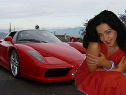 ¿Y la chica viene con el coche? Esta vez sí.