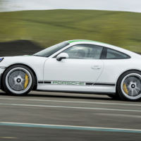 Un Porsche 911 R de 500 CV y una autobahn. ¿Qué crees que va a pasar?