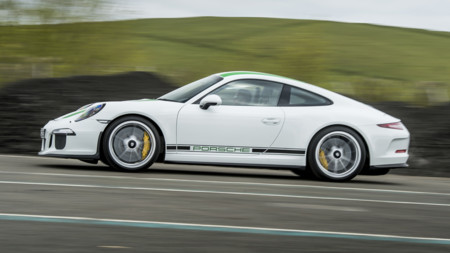 Un Porsche 911 R de 500 CV y una autobahn. ¿Qué crees que va a pasar?