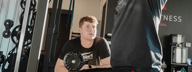 Levantar pesas con un compañero o un entrenador puede hacerte ganar más fuerza y masa muscular según un nuevo estudio