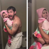 El playback más tierno de un padre y su hija cantando y bailando 'Girls Like You' de Maroon 5 frente al espejo 
