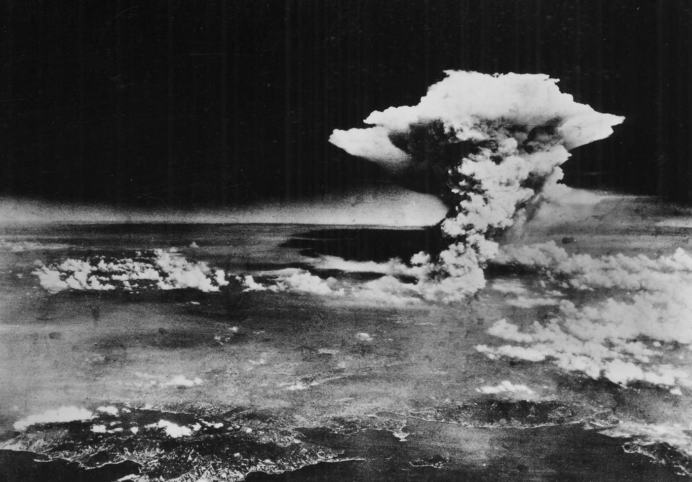 https://i.blogs.es/4582db/atomic_cloud_over_hiroshima_-from_matsuyama-/1366_2000.jpg